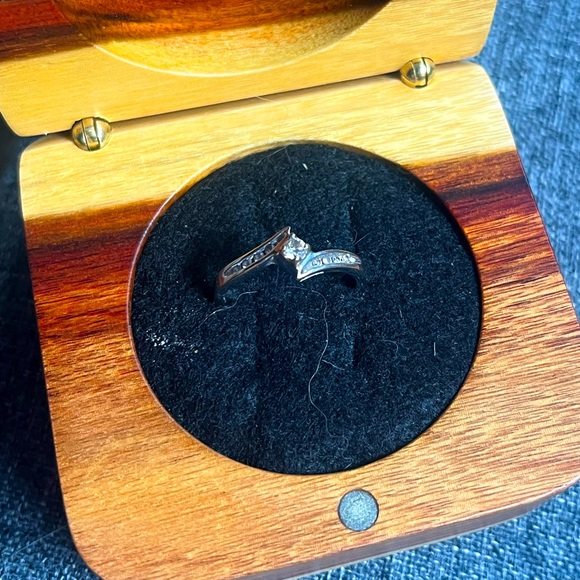 0.15 CT Ring. White Gold. Size 6.5 - Picture 1 of 4